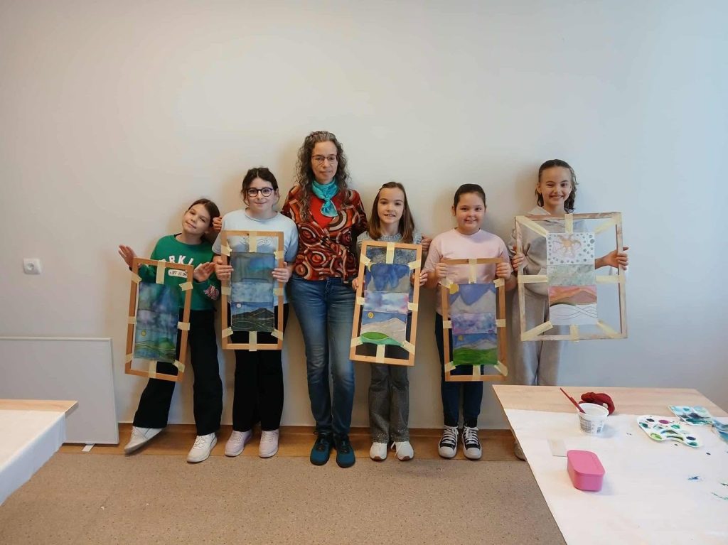 Gyerekek a selyemfestő workshopon az elkészült képeikkel